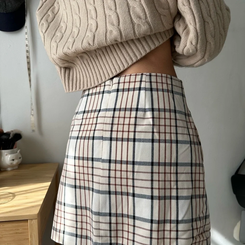 Aritzia Wilfred Cream and brown plaid mini skirt
Size 4 fits tts - Picture 2 of 4